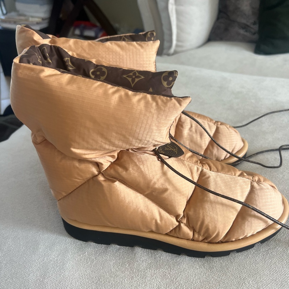 Brand new never worn Louis Vuitton puffer winter boots sz 41